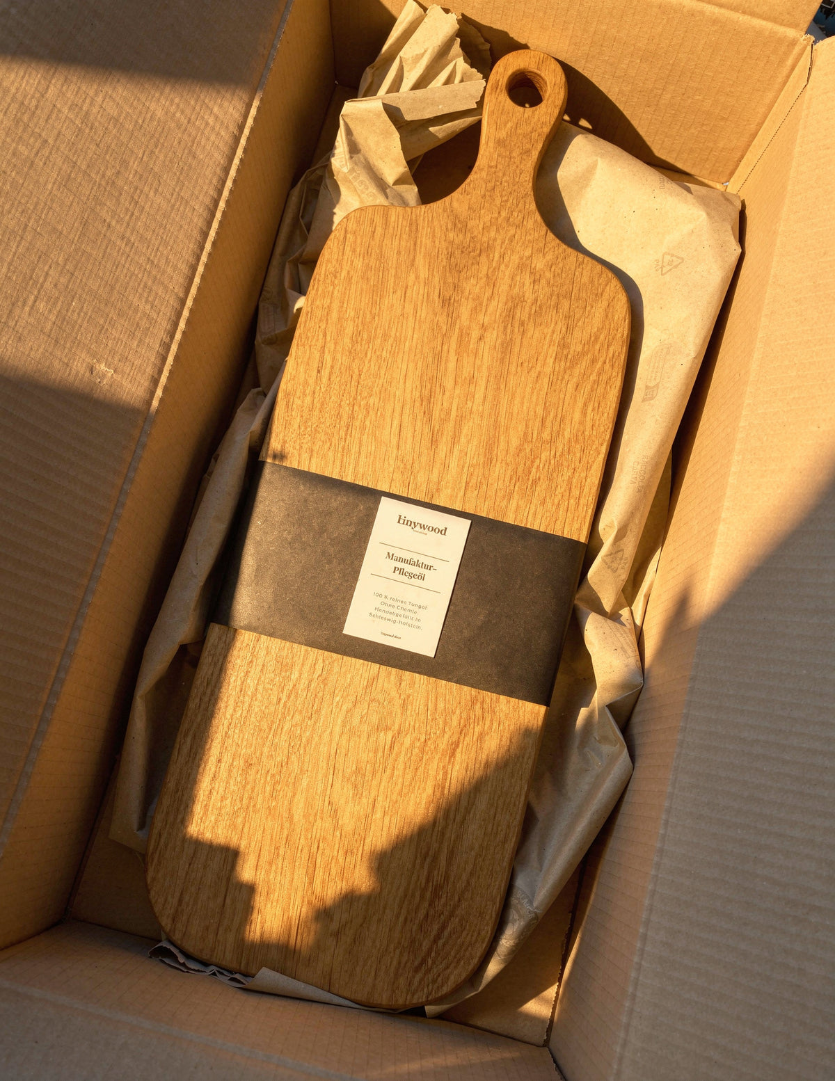 Bruno Servierbrett verpackt in einem geöffneten Versandkarton.