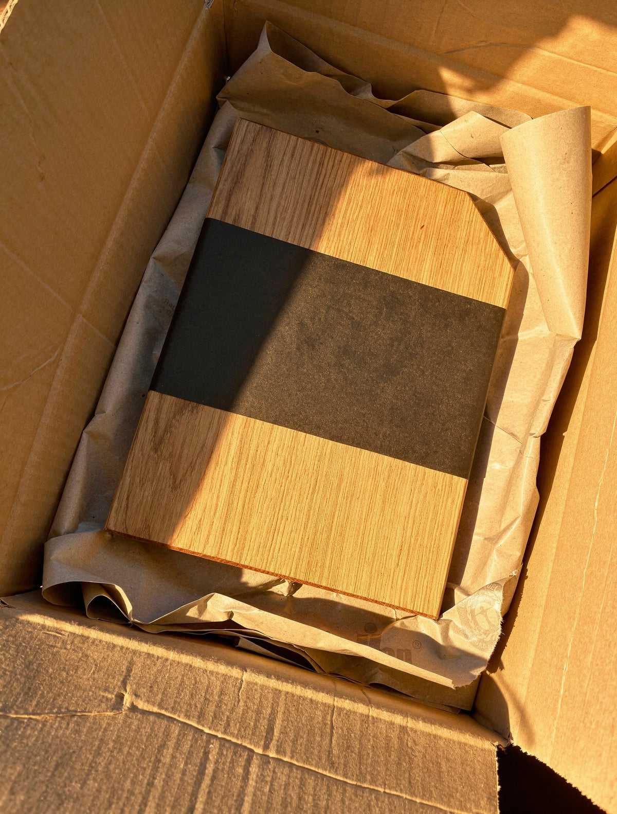 Rohbrett Mini verpackt in einem geöffneten Versandkarton.